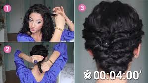 Comment faire tenir un chignon avec des cheveux très fins ? Un Chignon Torsade Pour Cheveux Frises En Moins De 5 Minutes