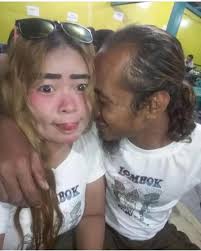 Adi dan Santo terekam melakukan aksi vandalisme dengan mengukir nama mereka  di tanaman kaktus di Kebun Raya Bogor. Aksi ini awalnya direkam sendiri  oleh Adi, yang terdengar tertawa-tawa saat Santo menuliskan "Adi +