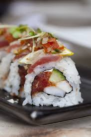 Mac Daddy Roll Spicy Tuna Ebi Cream Cheese And Cucumber Inside Topped With Seared Tuna Thinly Sliced Le Cuisine Japonaise Cuisine Restaurant Alimentation
