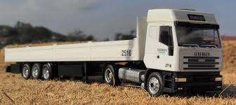 ready for square bale transportation job iveco eurostar with flatbed trailer scale 1 87 manufacturer awm