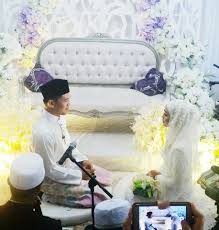 Tapi, buat yang akan menyelenggarakan akad nya di gedung bersamaan dengan hari resepsi (kaya gw cintsss) kalian harus sedikit usaha untuk ngurus surat numpah nikah ke kua daerah gedung kalian berada. Bayaran Tok Kadi Johor 2017 Azlinasulaimanblog