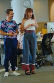 Erkenci Kus Kiyafetleri Deren Beyaz Bluz Desenli Pantolon Kemer Ve Ayakkabi Dizi Ve Moda 2020 Moda Moda Stilleri Kiyafet