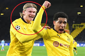 Penyerang borussia dortmund erling haaland (tengah) mencetak gol ke gawang fc cologne untuk memaksakan hasil imbang dalam laga lanjutan liga jerman di stadion rheinenergie, cologne, jerman, sabtu (20/3/2021). Daftar Top Skor Liga Champions Erling Haaland Koleksi 10 Gol