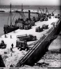 Port En Bessin Ravitaillement En Carburant Par Les Pipelines Pluto Installes Le Long Du Quai Du Port Le Port A D Day Normandy D Day Landings Wwii Photos