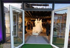 Mit viel freude verhelfen wir dir zu deinem perfekten brautkleid, anzug oder abendkleid. Heute Eroffnung Lin Riehl Hochzeitshaus1 000 Brautkleider Auf 1 000 Quadratmetern Warten Auf Braute Buckeburg Lokal Buckeburg Lokal