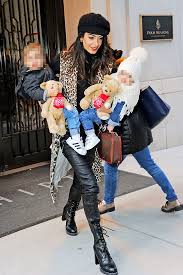 6 7 el 25 de octubre de 2014 el actor y su esposa celebraron una nueva boda en reino unido. See Amal Clooney S Kids Dressed Up In Winter Gear Too Cute