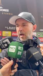 FB RADIO CUMPLE ⚽️🙌🏻 Nuestro director Fernando Baird entrega la camiseta  de Alex Arce de @LDU_Oficial a la ganadora @vale_u19, quien va a enmarcar  la casaca del goleador del bicampeón ecuatoriano. ¡A