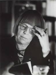 Die Schriftstellerin Sarah Kirsch (1935-2013) in ihrer Wohnung in  Berlin-Mitte