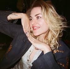 Celebrating the legacy of kurt cobain through photos, videos, lyrics and art with his fans. Frances Bean Cobain