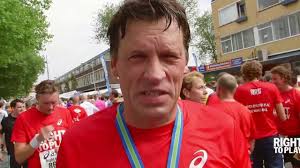 Koss maakte zijn olympische debuut op de olympische winterspelen van 1992 , afwerking zevende op de 5.000 m, vijf dagen na het. Johann Olav Koss Right To Play Congratulates Dam Tot Dam Runners Youtube