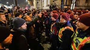Az utcai demonstrációval arra reagált a jobbik, hogy az egykori fideszes országgyűlési képviselő, domokos lászló által vezetett állami számvevőszék (ász) összesen 660 millió forintot vonna el a. A Kossuth Terre Vonultak A Demonstralok Rendoroket Fujtak Le Gazspray Vel Infostart Hu