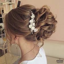 pin von cynthia razo castillo auf coiffure locken frisuren frisur hochzeit stilvolle frisuren