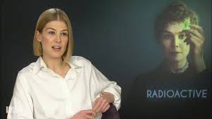 Montaggio a cura di harold f. Rosamund Pike On Becoming Marie Curie In Radioactive Youtube