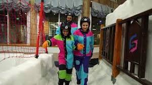 Cool down at singapore's first permanent indoor snow centre at snow city. Ù…Ø¯ÙŠÙ†Ø© Ø§Ù„Ø«Ù„Ø¬ Snow City