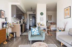 A Small And Stylish La Loft Features Smart Space Maximizing Tips Apartment Living La Lofts Living Room Green