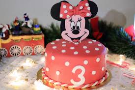 Dessert en forme de boite en chocolat. Gateau D Anniversaire Minnie Molly Cake Et Ganache Au Chocolat Jivara