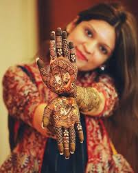 Mehendi Pose Ideas Indian Wedding Photography Poses Indian Wedding Photography Mehendi Photography