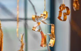 Ikea Drommar Formchen Als Dekoration An Einem Fenster Hangend Fensterdeko Weihnachten Ikea Weihnachten Weihnachtsschmuck