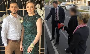 Mahkemede öğretmenin öğrencisine sosyal medya uygulaması snapchat üzerinden, yatağın yanında. Sydney Teacher Charged With Sexually Assaulting A Teenage Pupil Is To Remain Kept Behind Bars Daily Mail Online