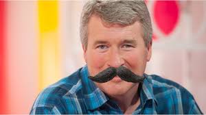 Tashwedd: Mae e dan eich trwynau!