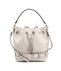 Le sac seau s'est hissé en tête des sacs les plus en vogue. Les 5 Types De Sacs A Posseder Absolument En 2020 Tendances Femme