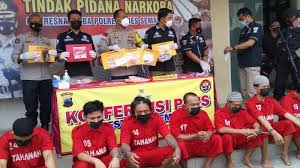 *selamatkan indonesia kita dari cengkraman neoliberalisme dan neoimperialisme dengan syariah dan khilafah !!!* *syariah dan khilafah wujudkan islam rahmatan lil 'alamin, terpeliharanya agama, harta, jiwa, akal, keturunan, kehormatan, keamanan dan negara !!!* _#hak cipta milik allah swt, silakan. Https Jateng Tribunnews Com 2021 04 15 Satres Narkoba Polrestabes Semarang Terbaik Di Jateng Ungkap Kasus Narkotika Selama Candi Antik 2021 Https Cdn 2 Tstatic Net Jateng Foto Bank Images Satresnarkoba Polrestabes Semarang Tangkap 38