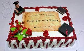 Questa è la torta a piani che ho creato per la giovanissima e brillante dott.ssa cristina molto elegante e particolare questa sugar cake laurea in lingue a piani circondata da decori in oro e dalle immancabili rose rosse. Torta Di Laurea