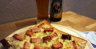 Bayerische Sauerkraut Pizza Mit Leberkase Foodilicious Sauerkraut Lebensmittel Essen Pizza