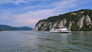 Această fotografie este despre f1, plimbare cu barca, vaporul cu viteză. Plimbare Cu Salupa Orsova Cazanele Dunarii 2019 Turism Oltenia