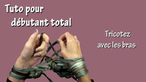 L'avantage du tricot xxl, c'est qu'il s'adapte parfaitement aux besoins des tricoteuses débutantes. Tricoter Avec Les Bras Une Echarpe En Moins D Une Heure Youtube