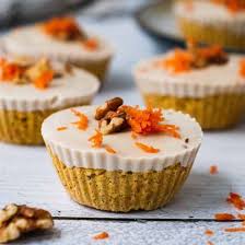 Ces Bouchees De Gateau Aux Carottes Crues Vegetaliennes Sont Bonnes Pour La Sante Gateau Gateau Aux Carottes Morceaux De Gateaux Dessert Simple