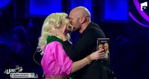 Cel mai „nebun juriu de televiziune, format din delia, cheloo şi mihai bendeac caută cel mai amuzant român în emisiunea „iumor. The Kiss Of The Season Has Taken Place Video