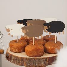 Sweet Table Pour Une Fete D Anniversaire Sur Le Theme Du Mouton Et De La Montagne Ici Toppers En Forme De Moutons A Retrou Fete Anniversaire Anniversaire Fete