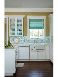 Simple Beach Kitchen Decor With Dark Wood Flooring And White Cabinets Beach Theme Kitchen Beach House Interior Beach House Kitchens