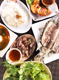 Sajian ikan yang dihidangkan bersama aneka ulam, salad dan laksa siam/bihun yang dicicah bersama sos hijau istimewa. Sfs On Twitter Wawa Ikan Bakar Sungai Kolok A Dish Called Miang Pla Pao It Included The Grilled Fish A Basket Of Leafy Green Vegetables A Platter Of Thinly