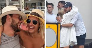 Последние твиты от daria kasatkina (@dkasatkina). 2021 Caroline Flacks Ehemaliger Freund Lewis Burton Sah Eine Umarmende Mysteriose Frau Inmitten Von Liebesgeruchten Von Lottie Tomlinson Gettotext Com