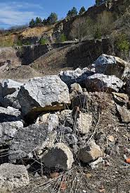 Z historie lomu kosov byl otevřen králodvorskou cementárnou v roce surovina byla zpočátku odvážena do cementárny koňskými povozy, ovšem už v roce 1911 byl lom. Lom Kosov