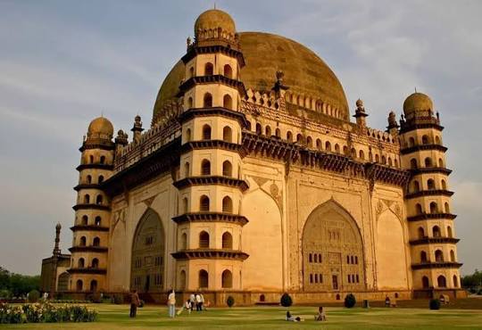This is the Gumbaz in Srirangapatna, Karnataka, India. 🇮🇳 It is the mausoleum of Tipu Sultan, the ruler of the Kingdom of Mysore.