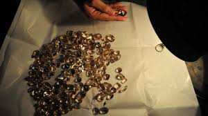 Je suis prêt à partir. Coronavirus Le Masque Le Plus Cher Du Monde Est Confectionne A Partir D Or Et De Diamants