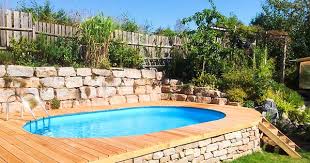 So Sorgen Sie Fur Asthetische Optik Und Besten Komfort Am Swimmingpool Der Holzsteg Mit Angebauter Treppe So Gartenpools Diy Schwimmbad Schwimmbader Hinterhof