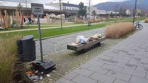 Money in germany, contact details, opening hours, maps and gps directions to deutsche bank heidelberg. Heidelberg Bahnstadt Trotz Hinweisschild Mullhaufen Bei Spielplatz Zollhof Region