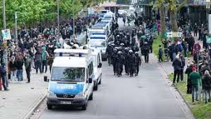 Alle infos zum verein werder bremen ⬢ kader, termine, spielplan, historie ⬢ wettbewerbe: Werder Bremen Abstieg Polizei Stoppt Wutende Und Gewaltbereite Fans News