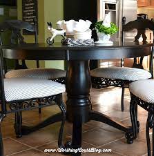 Verwandeln Sie Kuchenstuhle Mit Spruhfarbe Und Ein Wenig Stoff Peinture Abstraite Painted Kitchen Tables Wood Kitchen Table Chairs Wood Kitchen Chair