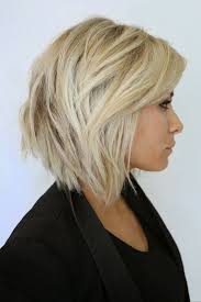 Un Carre Degrade Une Coloration Blond Platine Quelques Cheveux Ebouriffes A L Arriere Voila Une Combinaison Gagnante Pour Un Look Jeune Haircut Coupe Cheveux Carre Plongeant Coiffure Carre Plongeant Et