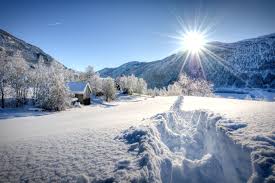 Fonds D Ecran Saison Hiver Montagnes Neige Arbres Rayons De Lumiere Soleil Paysage Hiver Fond Ecran Montagne Paysage Hd