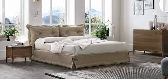 Vegaslim duo è un letto matrimoniale con contenitore dalla generosa imbottitura, disegnata in forme squadrate dalle cuciture a vista. Scegliere Il Letto Matrimoniale Imbottito Moderno Tomasella