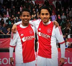 Umur 23 tahun) adalah pemain sepak bola keturunan indonesia yang bermain untuk tim muda almere city fc.ia berposisi sebagai striker.ayahnya bernama glenn walian berasal dari manado, indonesia sedangkan ibunya linda bos merupakan warga asli belanda.ezra walian telah menandatangani kontrak profesional bersama ajax amsterdam dengan durasi 4 tahun. Afc Ajax Indonesia On Twitter Darren Sidoel Dan Ezra Walian Dua Keturunan Indonesia Di Tim Ajax U17 Juara Aegon Future Cup 2014 Http T Co Indo9kistu
