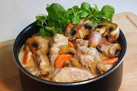 Couvrir la viande d'eau, ajouter le vin. La Blanquette De Veau Un Plat Traditionnel D Hiver Recette Par Court Bouillon