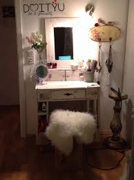 Der schminktisch bietet genug platz für produkte, haarutensilien und co. Schminktisch Aus Paletten Schminktisch Selber Bauen Schminktisch Mobel Selber Bauen