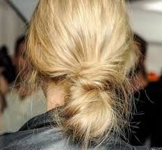 Vous trouverez les donuts en mousse dans le rayon coiffure de votre supermarché, néanmoins, vous pouvez en fabriquer un à la maison avec une chaussette. Le Bun Banane La Tendance Coiffure Pour Quand On A La Flemme